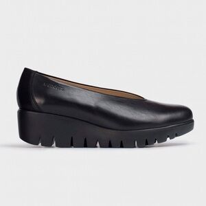 Wonders Fly Lightweight Wedge Pump In Black Smooth Leather 37